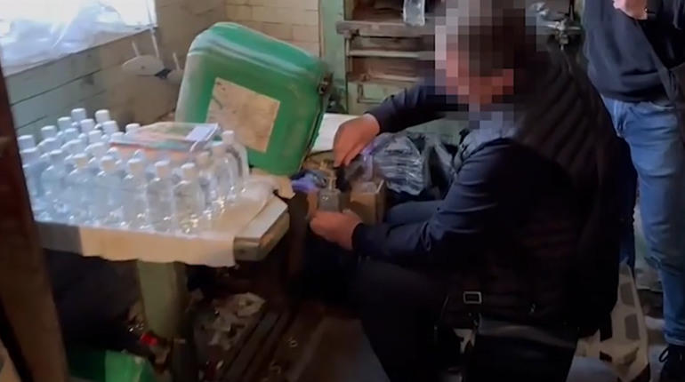 Змішував воду і спирт, продавав на ринку як горілку: в Одесі чоловік організував велике виробництво
