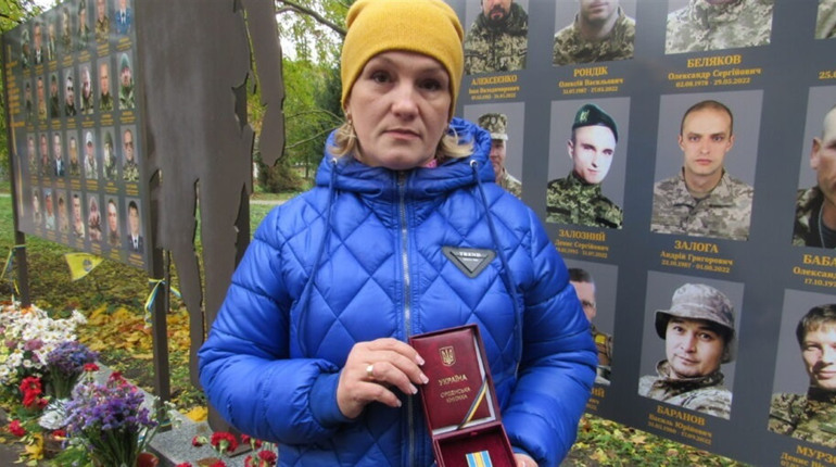 Родина шосткинця Героя Дениса Залозного, отримала державну нагороду, замість сина