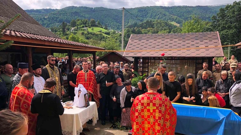 На Закарпатті попрощалися з воїном Миколою Бровчуком, який загинув на Глухівщині в бою з ДРГ рф