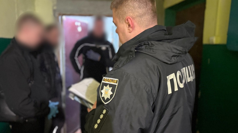 У Біляївці на одній із вулиць чоловік намагався продати зброю: торговця затримали