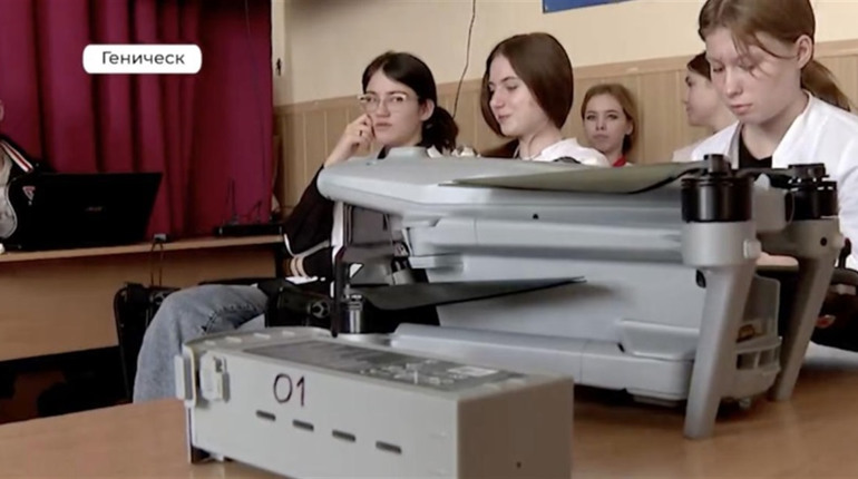 У Генічеську студентам медколеджу окупанти показали, як краще вбивати людей на війні