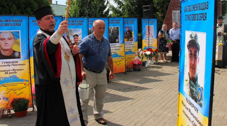 У Старому Кривині відкрили Алею пам'яті на честь загиблих на війні земляків