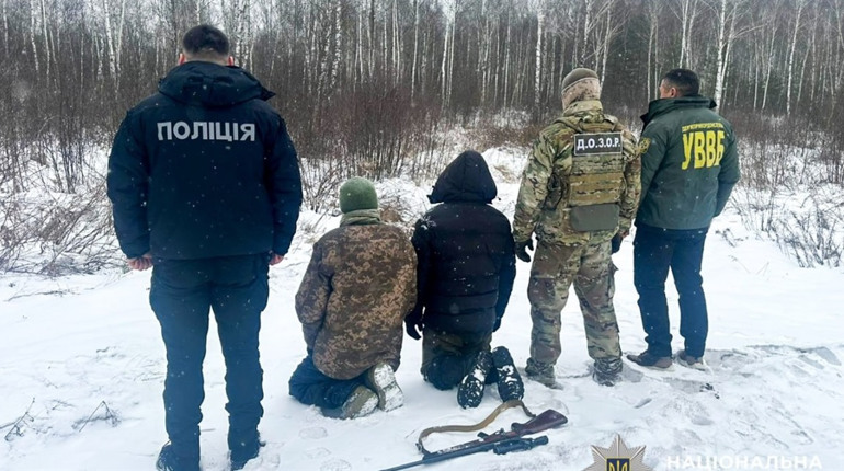 Організували виїзд за кордон для призовників: на Сарненщині викрили лісівника зі спільником