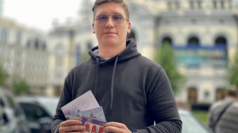 Редакція «Вечірнього Києва» розігрує поштовий набір «Херсон — це Україна» з підписом автора