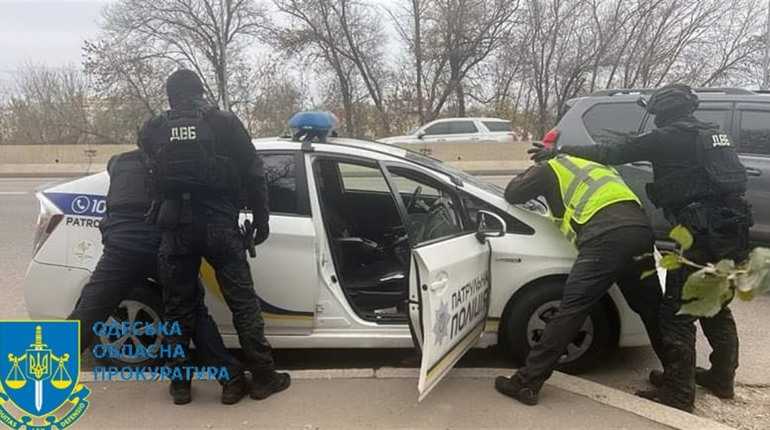 В Одесі затримали патрульних поліції, які вимагали з водія 22 тисячі гривень