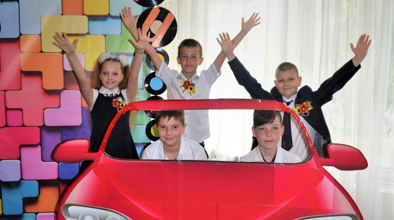 Випускний в бібліотеці? Чом би й ні! Розповідаємо про вечірку херсонських школярів у стилі «ретро»