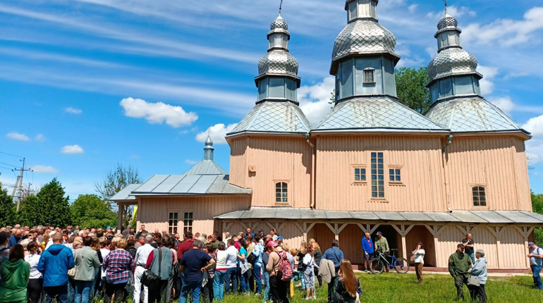 Понад 450 голосів за вихід церкви на Заріччі з московського патріархату. Але у храм людей не пустили