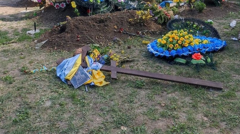 В Умані злочинці осквернили могили захисників України. Поліція просить свідків надати інформацію