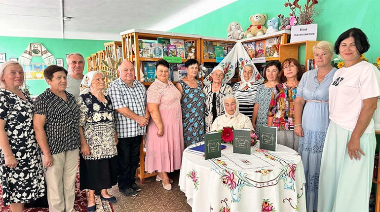 Онучки допомогли здійснити мрію: жителька Слободи презентувала свою першу поетичну збірку