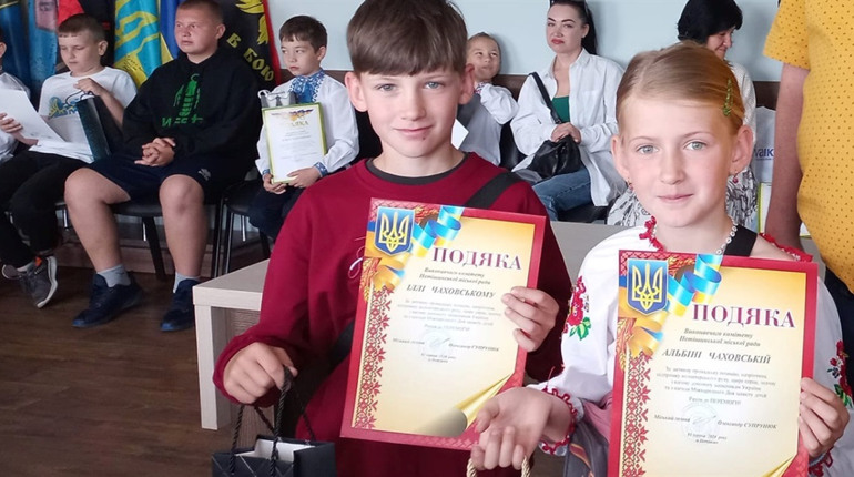У Нетішині юні волонтери отримали подяки та подарунки