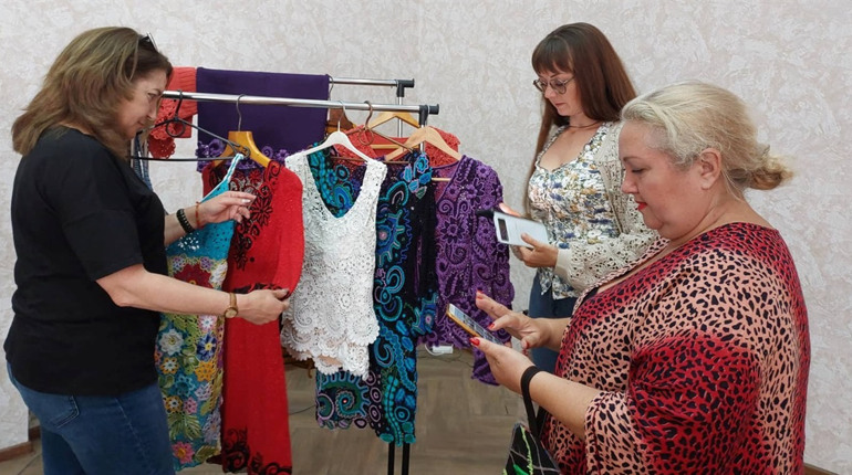 До Перемоги через мистецтво: майстриня зібрала переселенок та первомайчанок для спільного проєкту