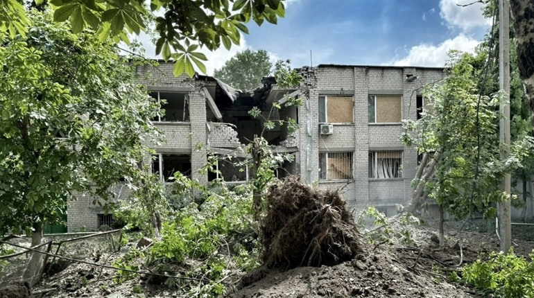 На Херсонщині через ворожі обстріли пошкоджені житлові будинки, навчальний заклад та дитсадок