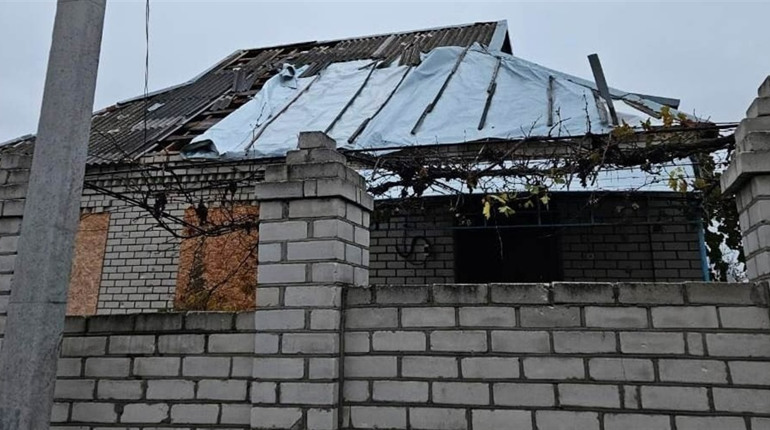 Армія рф на Херсонщині завдала ударів по житловим будинкам, закладу освіти, підприємству