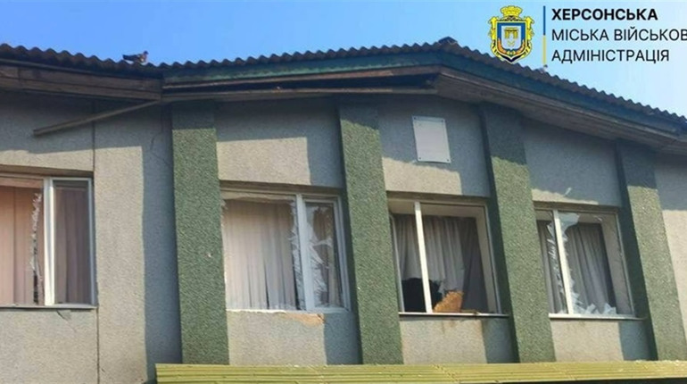 Окупанти на Херсонщині завдали ударів по будинкам, церкві, магазину, АЗС та автівкам