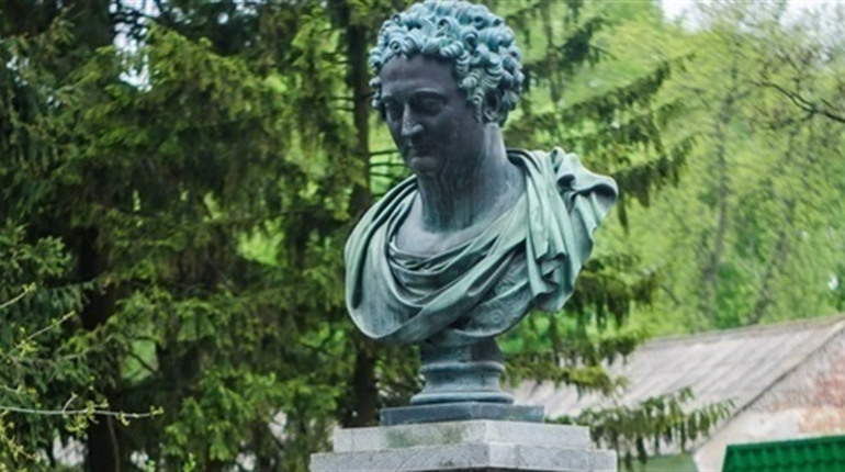 Цей день в історії: 35 років тому у Ніжині відкрито пам’ятник графу Іллі Безбородьку