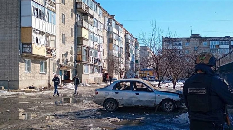 Росіяни вдарили безпілотником по Глухову: пошкоджено авто та багатоповерхівки