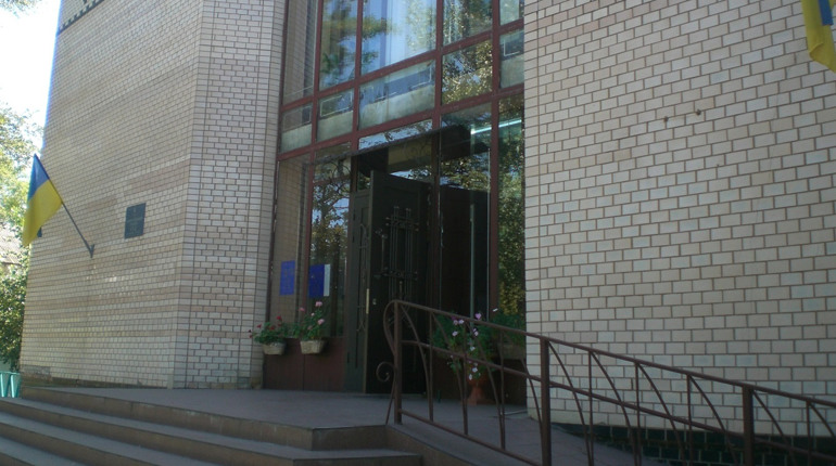 Новокаховський міський суд не зможе надсилати повістки поштою