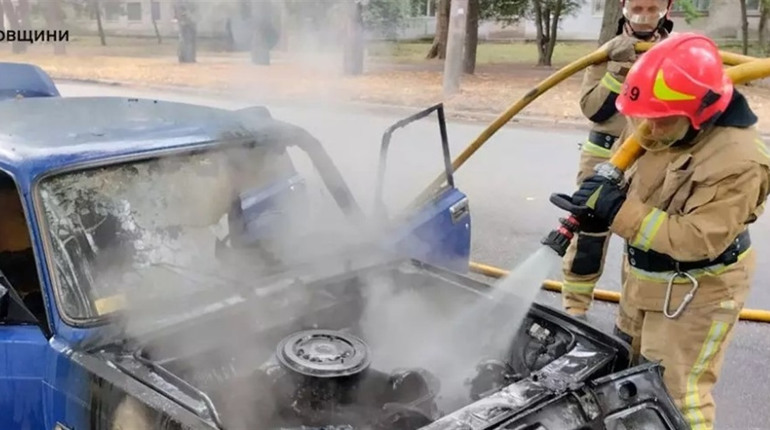 У Жовтих Водах посеред вулиці спалахнув автомобіль: деталі