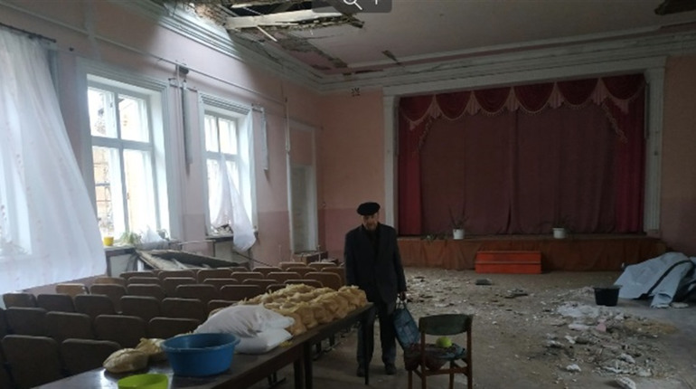Незважаючи на обстріли та руйнуваня, у Павлівках видають допомогу, ремонтують пошкоджені будинки