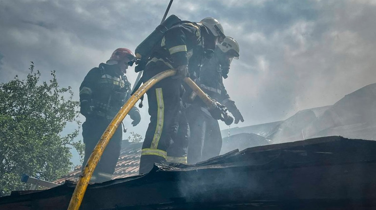 Дитячі пустощі з вогнем майже призвели до трагедії: в Шостці горіла господарська будівля (відео)