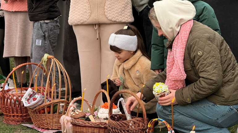 Попри холод і хмари — рекордна кількість вірян: Великдень у храмі ПЦУ у Первомайську