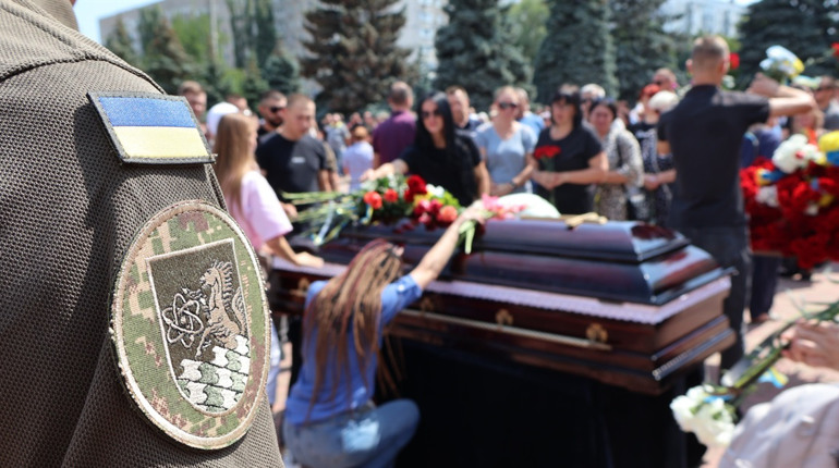Южноукраїнці провели у вічність старшого лейтенанта Національної гвардії України Сергія Дроботуна