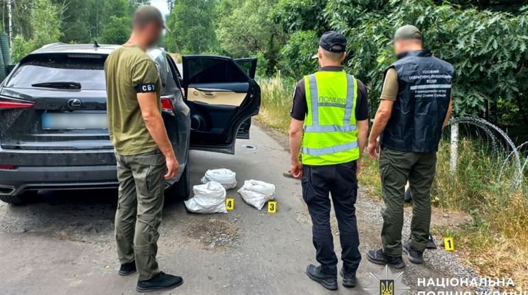 Бурштину на 30 тисяч доларів: на Рокитнівщині зупинили кросовер із трьома мішками каміння