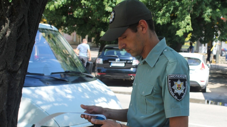 Нарушил правила парковки – в наказание мгновенный штраф