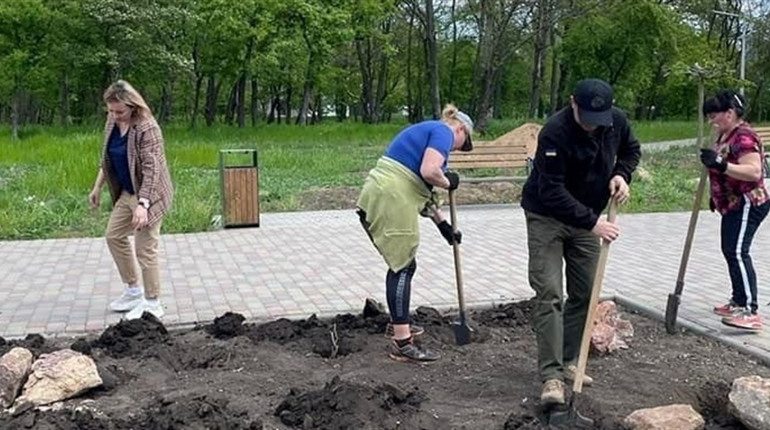 Поблизу Вугледару видають пенсії, а в Курахово висадили троянди: фотофакт