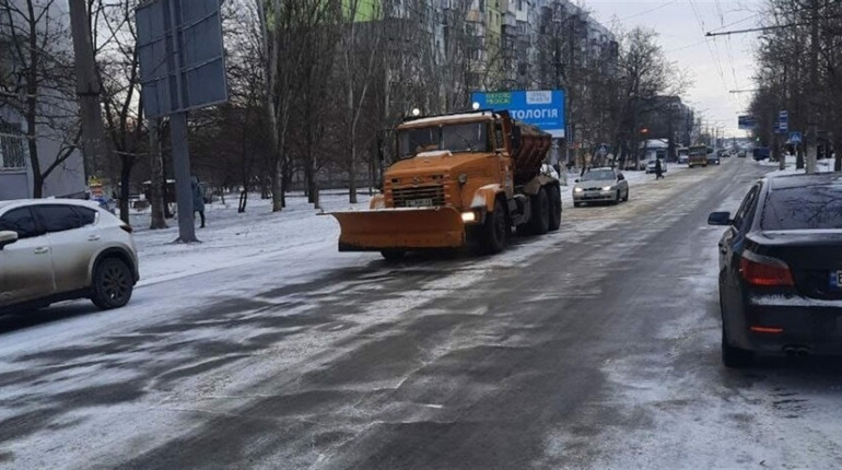 Станом на ранок 22 грудня 2021 року у Херсоні розчистили центральні вулиці від снігу: дивіться відео