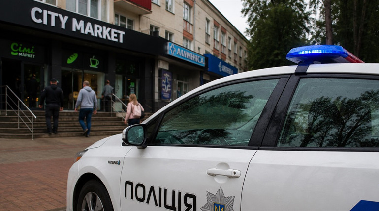 У Городку чоловіка оштрафували за постріл зі стартового пістолета біля магазину