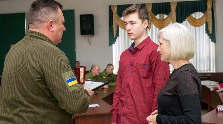 Родині загиблого Героя з Нетішина Леоніда Коржа вручили державну нагороду