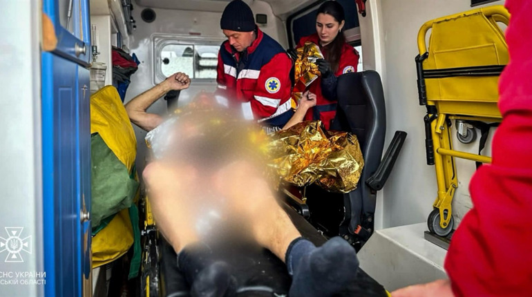 Провалився під кригу: на Одещині за 100 м від берега дістали з-під води рибалку