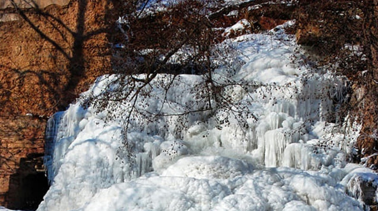 Неймовірна краса: замерз Джуринський водоспад