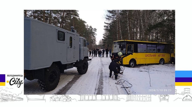 У Лозках рятувальники допомогли відбуксирувати з узбіччя дороги шкільний автобус