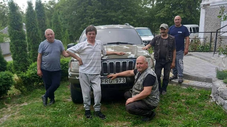 Потрапив під кулі, врятували наші військові. Історія священника з Сатанова, який їздить на фронт