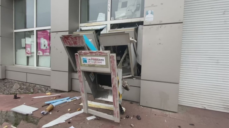 У Боровій вночі підірвали два банкомати: вкрали велику суму грошей