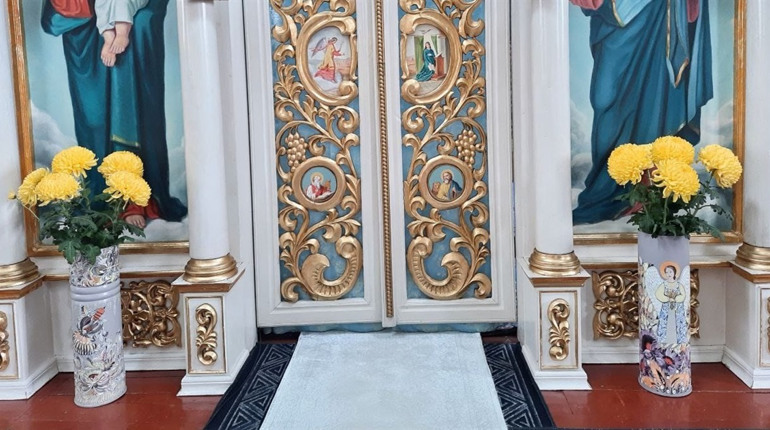 Незвичні вази з гільз від снарядів з’явилися в Свято-Покровському храмі ПЦУ в Сараті