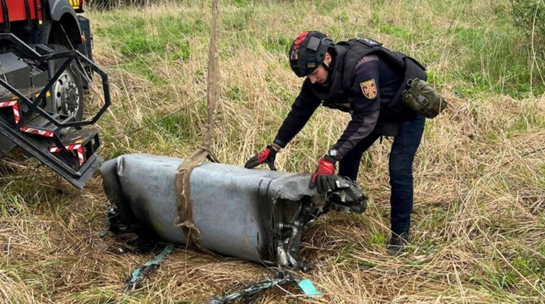У полі на Київщині сапери вилучили бойову частину російської ракети Х-101