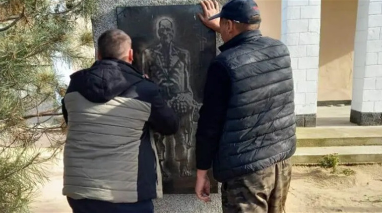На ТОТ Херсонщини окупанти руйнують пам'ятники жертвам Голодомору