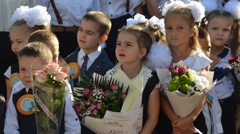 Яким було свято знань у южноукраїнській школі №3. Вдалося зафіксувати щирі дитячі емоції