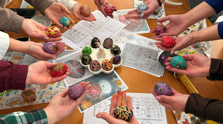 Допоки пишуться писанки, доти існуватиме світ: як на Первомайській СЮН бережуть великодні традиції