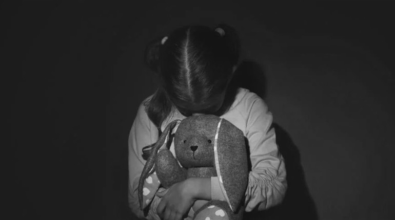 Батько-вихователь дитячого будинку сімейного типу з Херсонщини підозрюється у зґвалтуванні дитини