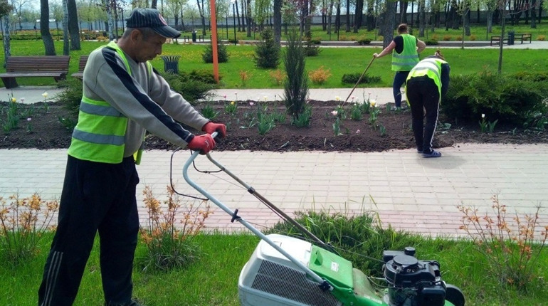 Попри напружену ситуацію, покровські комунальники наводять лад у громаді