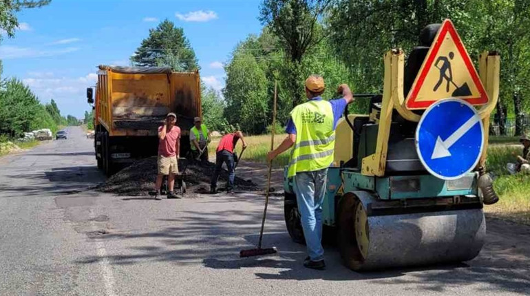 У Володимирецькій і Рафалівській громадах латають дороги - це ямковий ремонт
