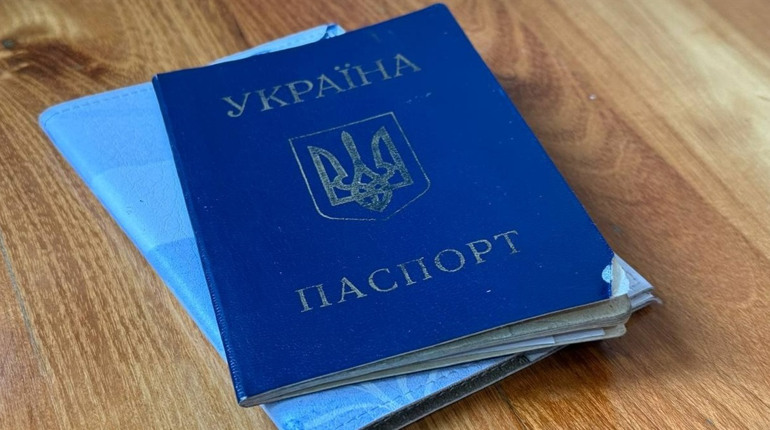 Паспорт-книжечку не забиратимуть і примусово не обмінюватимуть. Але слід вчасно вклеювати фотокартки