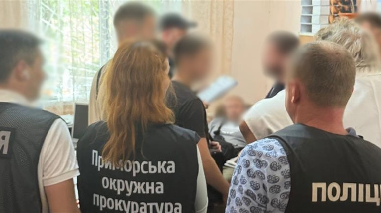 В Одеській психлікарні двоє лікарів робили з чоловіків "пацієнтів" з психічними захворюваннями