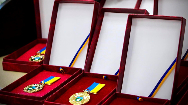 У Нетішинській громаді рідним загиблих Героїв вручили відзнаки "За честь і мужність