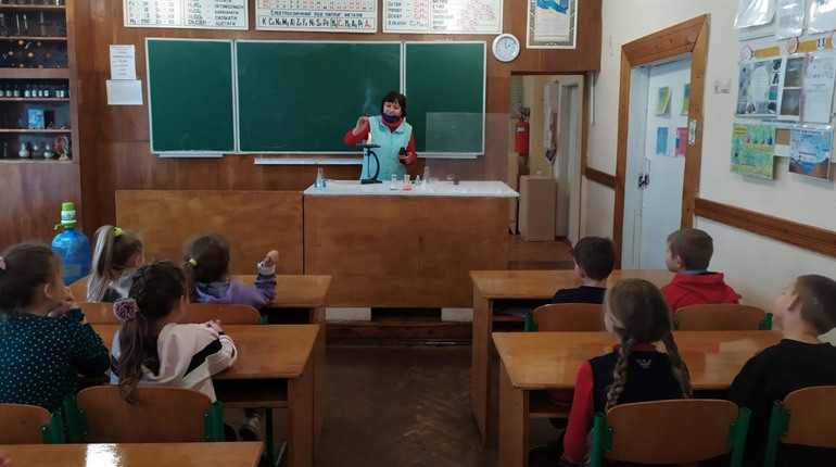 Вчителям підвищать заробітну плату на 8,4 відсотка вже у грудні цього року. І кожному дадуть ноутбук