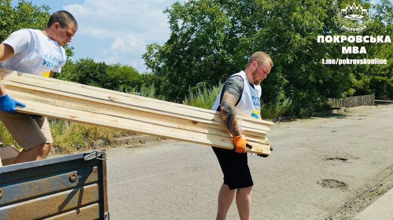 Благодійники передали жителям Покровської громади будівельні матеріали